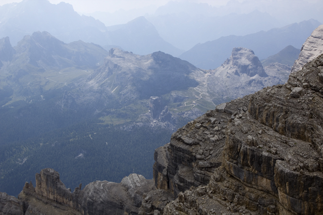 2011-08-26_09-50-06 cadore.jpg - Von rechts nach links: Tofana di Mezzo, Averau, Cinque Torri, Nuvolau, Croda da Lago, dahinter M. Pelmo